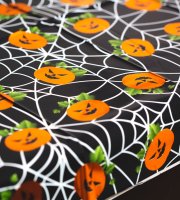 Halloween-i asztalterítő - alumínium hatású - 137 x 183 cm - tök, pókháló