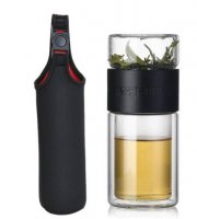 Teásbögre, teásüveg szűrővel, kulacstartó tokkal fekete